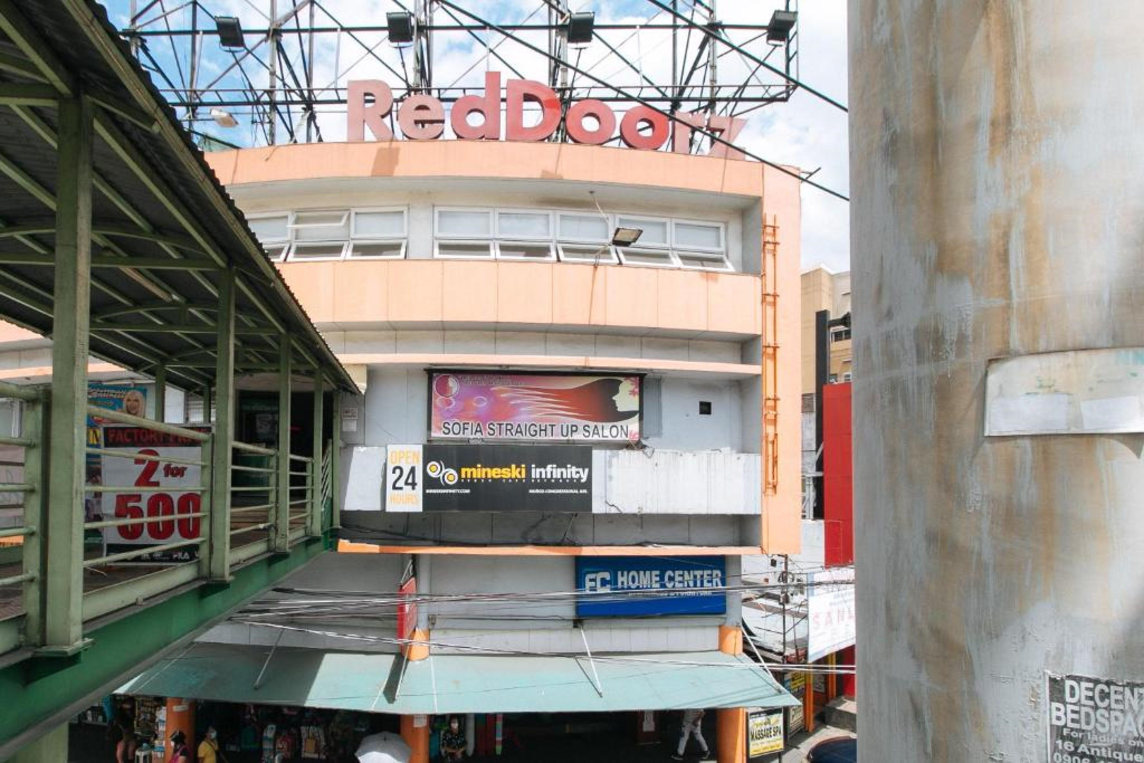 Reddoorz Plus At Edsa Congressional Quezon City Exterior photo