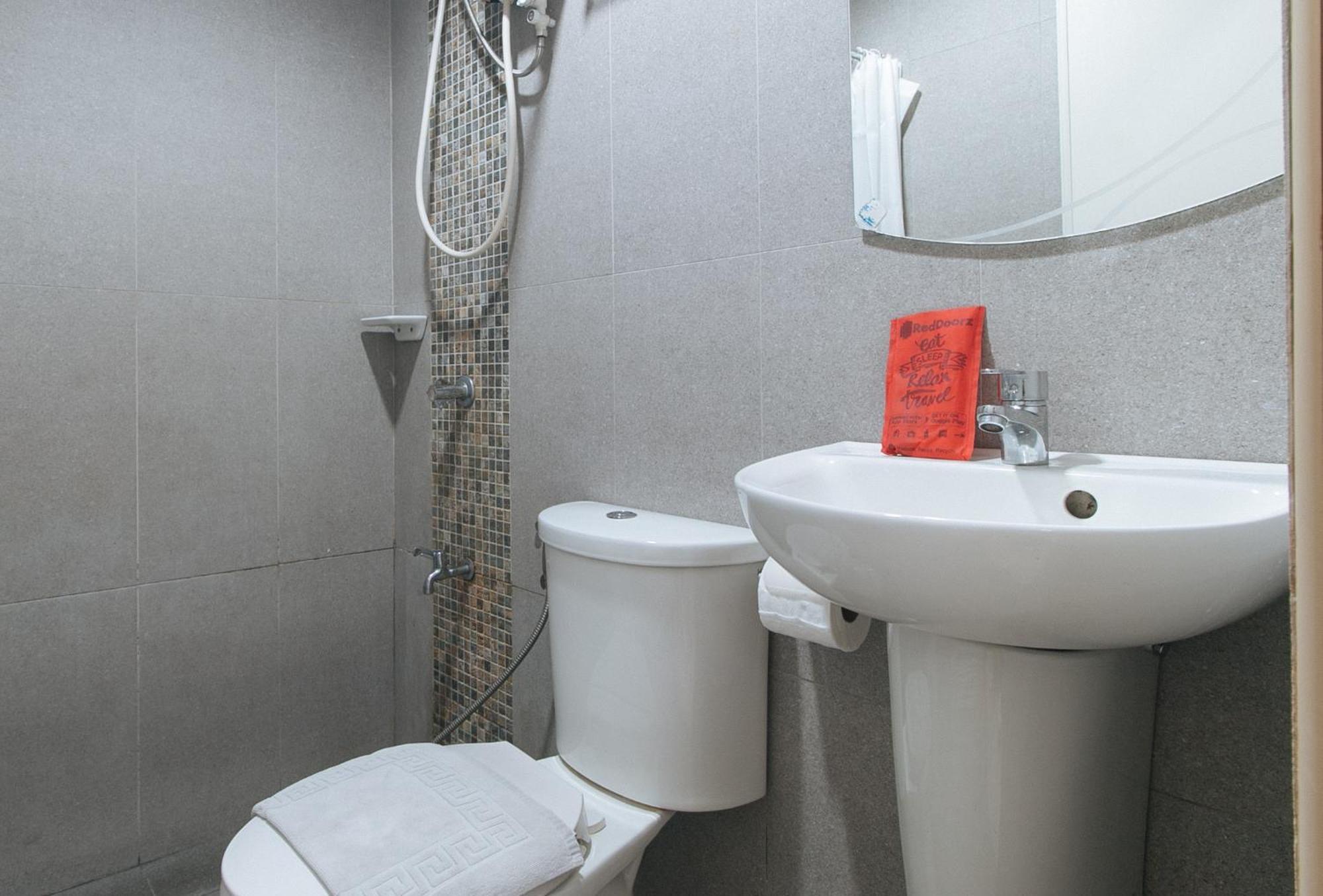 Reddoorz Plus At Edsa Congressional Quezon City Exterior photo